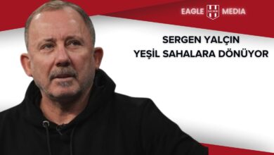 "Beşiktaş’ın eski teknik direktörü Sergen Yalçın’ın yakın plan portresi. Üstte Eagle Media logosu ve yanında 'Sergen Yalçın yeşil sahalara dönüyor' başlığı yer alıyor. Arka planda kırmızı-beyaz tonlarda sade bir zemin bulunuyor."