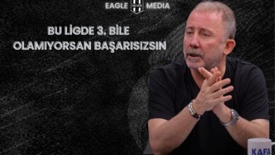 Sergen Yalçın, KAFA Sports yayını sırasında Beşiktaş teknik direktörü Solskjaer’i eleştiriyor, “Bu ligde 3. bile olamıyorsan başarısızsın” ifadesi ekranda yer alıyor.