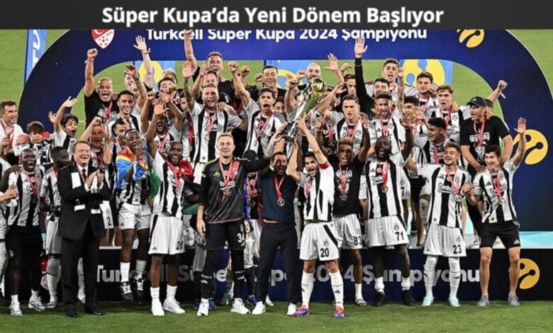 Beşiktaş futbol takımı, Turkcell Süper Kupa 2024 şampiyonu olarak Galatasaray karşısında 5-0’lık tarihi zafer sonrası kupayı kaldırıyor; arka planda Süper Kupa 2025 için yeni format duyurusu.