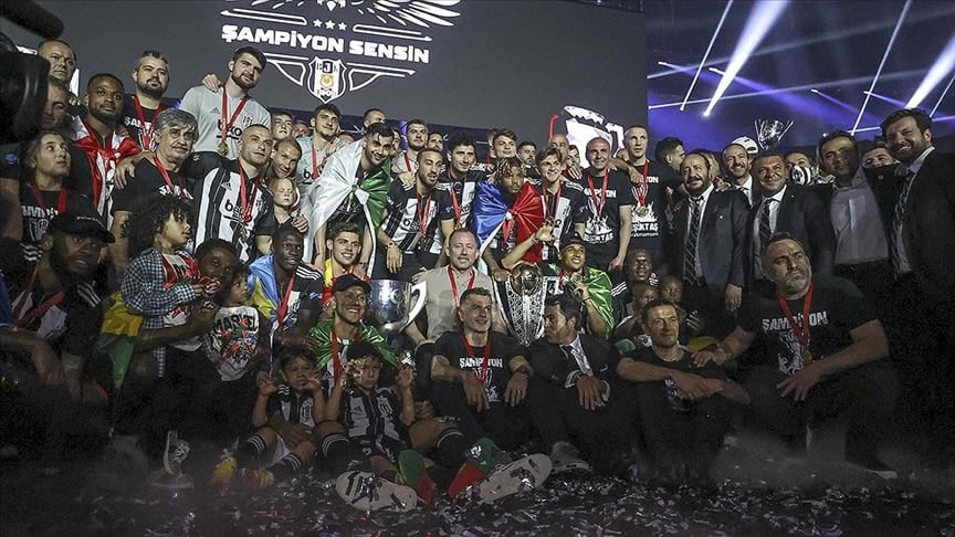 🏆 Şampiyonluğun Son Tanıkları: Necip Uysal ve Ersin Destanoğlu 2 Beşiktaş'ın 2020-2021 sezonunda Sergen Yalçın yönetiminde kazandığı Süper Lig şampiyonluğunun ardından geçen dört yıl içinde, o zaferi yaşayan kadrodan sadece iki futbolcu aktif olarak takımda kaldı: Necip Uysal ve Ersin Destanoğlu. Beşiktaş'ın 2020-2021 sezonunda Sergen Yalçın yönetiminde kazandığı Süper Lig şampiyonluğunun ardından geçen dört yıl içinde, o zaferi yaşayan kadrodan sadece iki futbolcu aktif olarak takımda kaldı: Necip Uysal ve Ersin Destanoğlu.