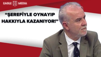 Turgay Demir, takım elbisesi ve koyu kravatıyla bir televizyon stüdyosunda yan bakış yönünde ciddi bir ifadeyle oturuyor. Arka planda Eagle Media logosu ile kırmızı-beyaz grafik zemin yer alıyor. Sol üst bölümde “Şerefiyle Oynayıp Hakkıyla Kazanıyor!” başlığı dikkat çekiyor. Görsel, Turgay Demir’in Beşiktaş’ın Fenerbahçe karşısındaki derbi zaferine dair köşe yazısını temsil ediyor.