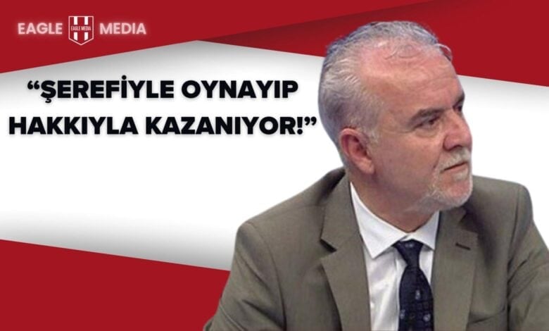 Turgay Demir, takım elbisesi ve koyu kravatıyla bir televizyon stüdyosunda yan bakış yönünde ciddi bir ifadeyle oturuyor. Arka planda Eagle Media logosu ile kırmızı-beyaz grafik zemin yer alıyor. Sol üst bölümde “Şerefiyle Oynayıp Hakkıyla Kazanıyor!” başlığı dikkat çekiyor. Görsel, Turgay Demir’in Beşiktaş’ın Fenerbahçe karşısındaki derbi zaferine dair köşe yazısını temsil ediyor.