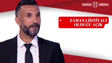 Yalçın Ayhan takım elbise içinde, ciddi bir ifadeyle konuşurken görülüyor. Arka planda kırmızı-beyaz tasarım ve “Zamana İhtiyacı Olduğu Açık” başlığı dikkat çekiyor. Görsel, Beşiktaş’ın Mahmudu Bajo transferi üzerine yapılan detaylı analizle ilişkilendiriliyor.