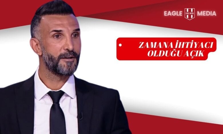 Yalçın Ayhan takım elbise içinde, ciddi bir ifadeyle konuşurken görülüyor. Arka planda kırmızı-beyaz tasarım ve “Zamana İhtiyacı Olduğu Açık” başlığı dikkat çekiyor. Görsel, Beşiktaş’ın Mahmudu Bajo transferi üzerine yapılan detaylı analizle ilişkilendiriliyor.