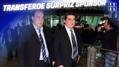 Yıldırım Demirören takım elbiseli halde bir kişiyle birlikte kameralara doğru yürürken, Beşiktaş’ın sürpriz transfer sponsorluğu konuşulurken çekilmiş bir görüntü.