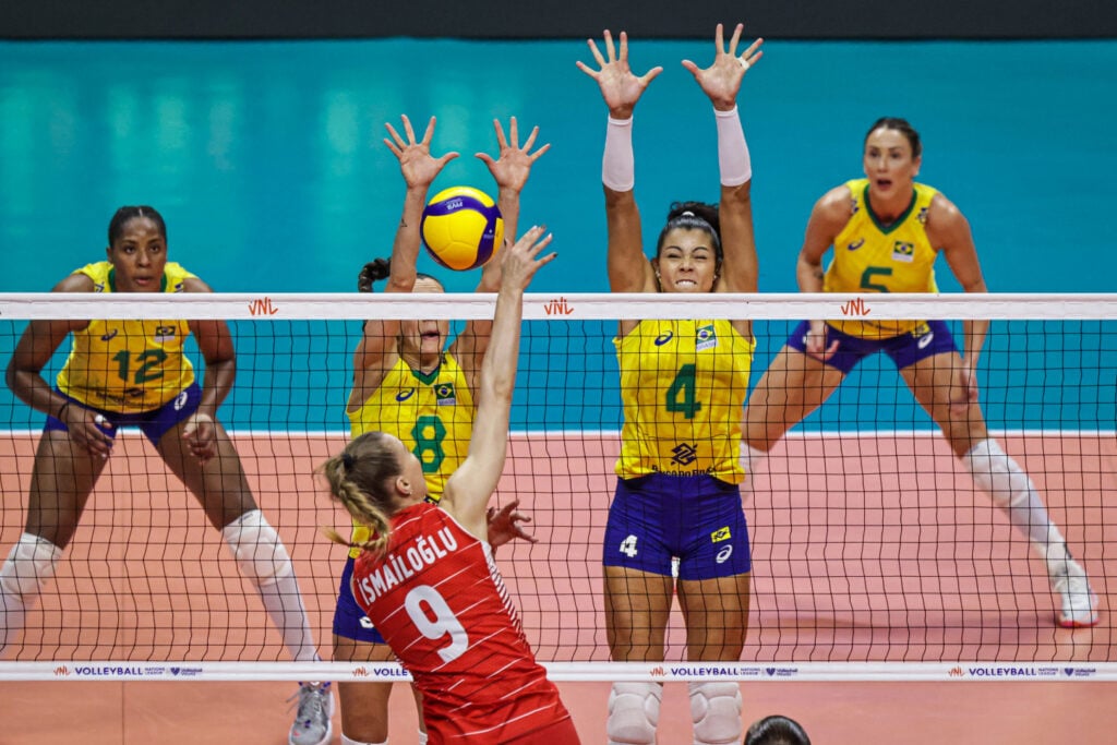 VNL’de İlk Yenilgi! Filenin Sultanları Brezilya’ya Takıldı 2 A Milli Kadın Voleybol Takımımız, 2025 Kadınlar Milletler Ligi'nin (VNL) ikinci etabındaki dördüncü karşılaşmasında sahaya Brezilya karşısında çıktı. Zorlu mücadelede ay-yıldızlı ekip, rakibine 3-1'lik skorla mağlup olarak turnuvadaki ilk yenilgisini aldı. A Milli Kadın Voleybol Takımımız, 2025 Kadınlar Milletler Ligi'nin (VNL) ikinci etabındaki dördüncü karşılaşmasında sahaya Brezilya karşısında çıktı. Zorlu mücadelede ay-yıldızlı ekip, rakibine 3-1'lik skorla mağlup olarak turnuvadaki ilk yenilgisini aldı.
