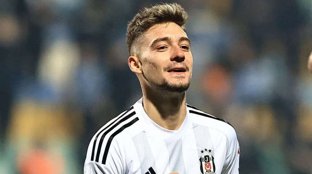 Ernest Muçi Eski Takımına Dönebilir! 2 TransferFeed'den gelen haberlere göre, siyah-beyazlılar Ernest Muçi'nin geleceği konusunda önemli kararlar almaya hazırlanıyor. 24 yaşındaki Arnavut kanat oyuncusunun formu son dönemde beklentileri karşılamıyor. 10 Milyon Euro'luk Yatırım