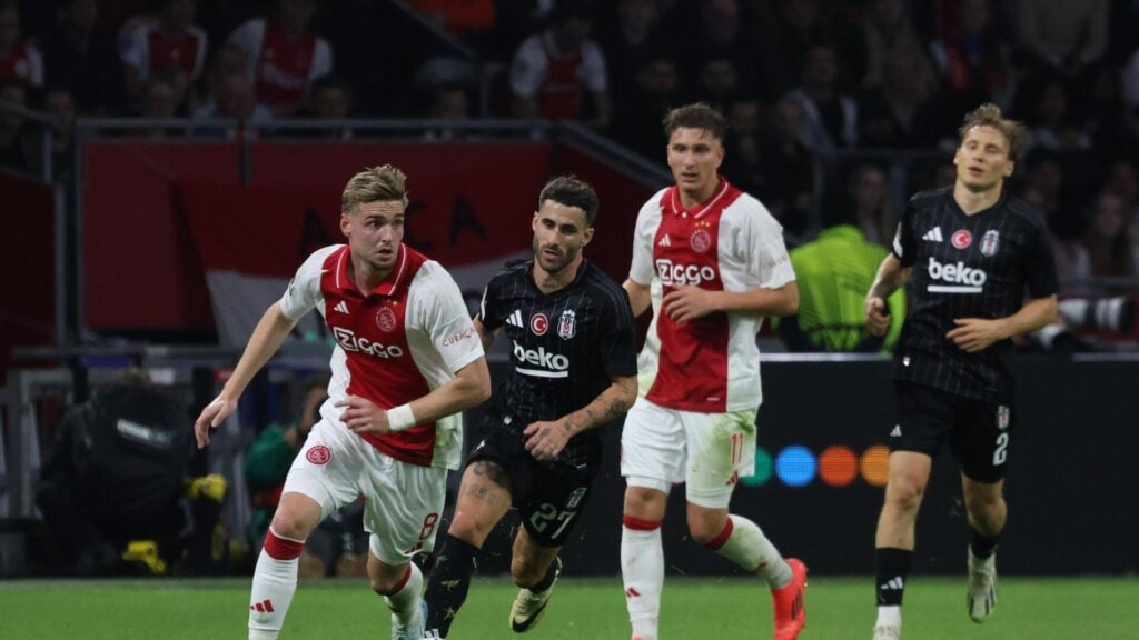 Beşiktaş’ta Ajax’tan İki İsim İçin Harekete Geçildi! Rapor Solskjaer’e Ulaştı 3 Yeni sezon öncesi transfer çalışmalarına hız veren Beşiktaş'ta, scout ekibi Ajax forması giyen iki oyuncuyu yakın takibe aldı. Edinilen bilgilere göre, siyah-beyazlı kulübün izleme komitesi, Hollanda ekibinden iki futbolcu hakkında detaylı bir analiz hazırlayarak teknik direktör Ole Gunnar Solskjaer’in değerlendirmesine sundu. Yeni sezon öncesi transfer çalışmalarına hız veren Beşiktaş'ta, scout ekibi Ajax forması giyen iki oyuncuyu yakın takibe aldı. Edinilen bilgilere göre, siyah-beyazlı kulübün izleme komitesi, Hollanda ekibinden iki futbolcu hakkında detaylı bir analiz hazırlayarak teknik direktör Ole Gunnar Solskjaer’in değerlendirmesine sundu.