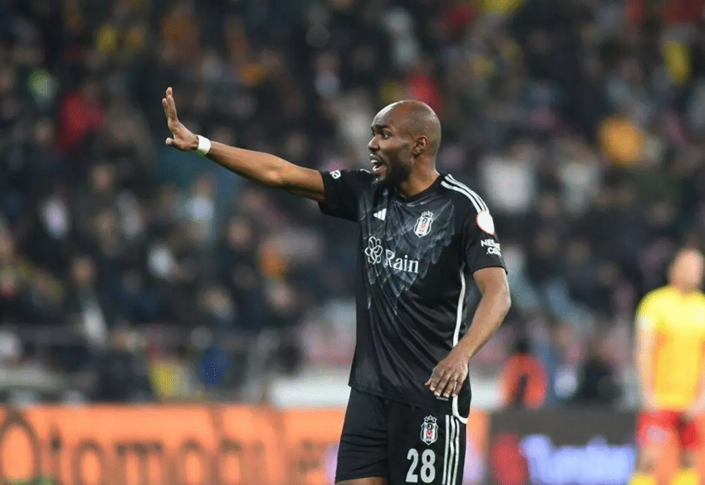 Musrati’ye Dev Teklifler! 2 Gazeteci Ertan Süzgün’ün aktardığı bilgilere göre, Beşiktaş’ın deneyimli orta saha oyuncusu Al-Musrati’ye Avrupa ve Suudi Arabistan’dan ilgi artıyor. Özellikle Fransa ve Arabistan’dan bazı kulüplerin oyuncunun durumunu sorduğu ifade edildi. Musrati’ye Dev Teklifler!