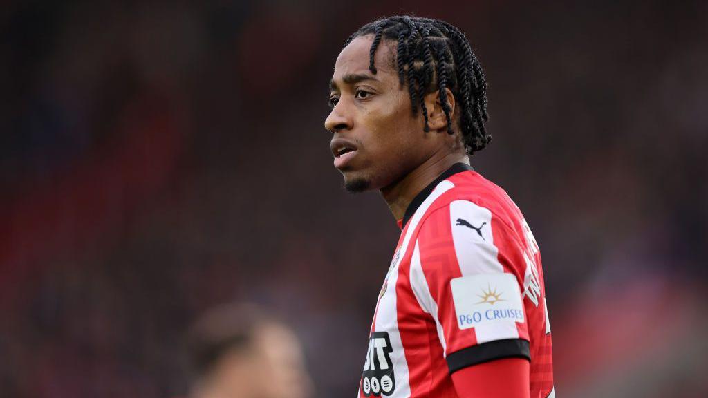Sağ Bek İçin En Ciddi Aday Walker Peters! 4 Yeni sezona iddialı bir kadroyla başlamak isteyen Beşiktaş, sağ bek pozisyonunu güçlendirmek için önemli bir adım atıyor. Siyah-beyazlıların bu bölge için gündemindeki en güçlü isim, bonservisi elinde olan İngiliz futbolcu Kyle Walker-Peters. Yeni sezona iddialı bir kadroyla başlamak isteyen Beşiktaş, sağ bek pozisyonunu güçlendirmek için önemli bir adım atıyor. Siyah-beyazlıların bu bölge için gündemindeki en güçlü isim, bonservisi elinde olan İngiliz futbolcu Kyle Walker-Peters.