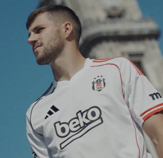 David Jurasek'in Beşiktaş Formasıyla İlk Görüntüleri 3 Beşiktaş’ın yeni sol bek transferi David Jurasek, siyah-beyazlı kulüple resmi sözleşmeyi imzalamasının ardından ilk kez Beşiktaş formasıyla görüntülendi. Benfica’dan kiralanan Çek futbolcu, İstanbul’a ayak bastıktan kısa süre sonra kulüp tarafından hazırlanan tanıtım çekimlerine katıldı. Beşiktaş’ın yeni sol bek transferi David Jurasek, siyah-beyazlı kulüple resmi sözleşmeyi imzalamasının ardından ilk kez Beşiktaş formasıyla görüntülendi. Benfica’dan kiralanan Çek futbolcu, İstanbul’a ayak bastıktan kısa süre sonra kulüp tarafından hazırlanan tanıtım çekimlerine katıldı.