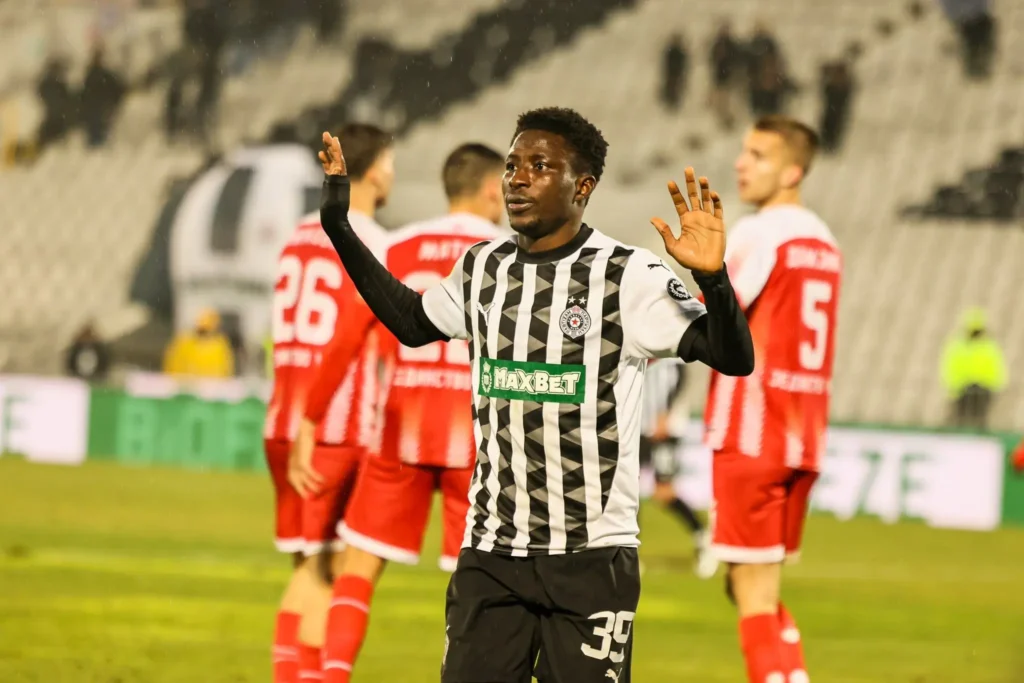 Beşiktaş, Kanat Rotasyonunu Güçlendiriyor: Genç Yıldız Listede 3 Beşiktaş, transfer çalışmalarını hız kesmeden sürdürüyor. Siyah-beyazlı ekip, Sırbistan'ın köklü kulüplerinden Partizan'da forma giyen 21 yaşındaki İbrahim Zubairu'yu gündemine aldı. Beşiktaş, transfer çalışmalarını hız kesmeden sürdürüyor. Siyah-beyazlı ekip, Sırbistan'ın köklü kulüplerinden Partizan'da forma giyen 21 yaşındaki İbrahim Zubairu'yu gündemine aldı.