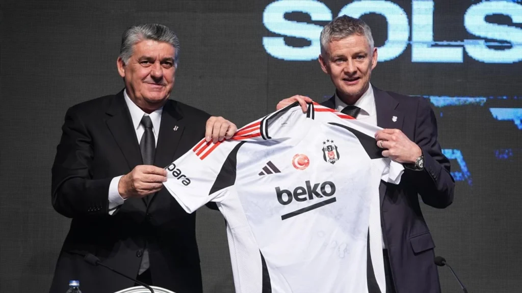 Eagle Media Özel! Beşiktaş'tan En Az 3 Transfer Hedefi 3 Eagle Media özel! Beşiktaş, Avusturya kampına kadar en az 3 yeni oyuncu yetiştirmek için çalışmalara hız verdi! Siyah-beyazlı kulüp, kamp öncesi transfer operasyonunu tamamlamak istiyor. 3 Oyuncu Hedefi