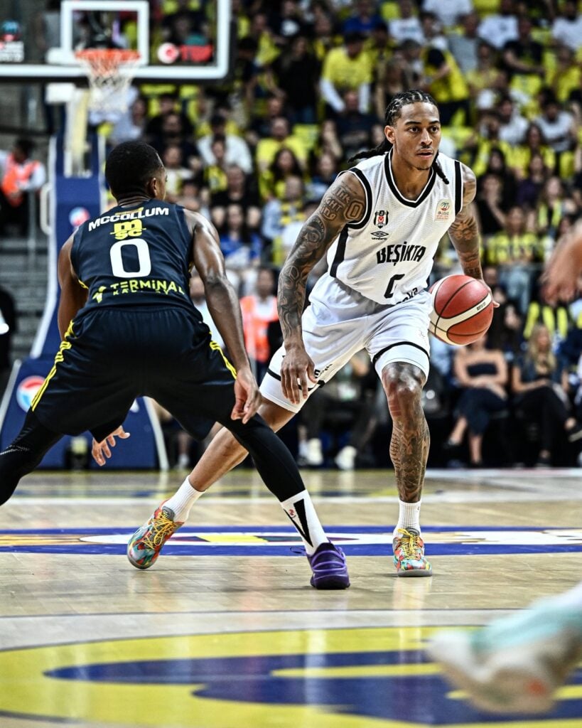 Fenerbahçe Beko- Beşiktaş Fibabanka / 1. Maç Sonucu 94 -76 4 Türkiye Sigorta Basketbol Süper Ligi 2024-2025 Play-Off Finali'nin ilk maçında, Beşiktaş Fibabanka, Fenerbahçe Beko ile deplasmanda karşı karşıya geliyor. Sezonun şampiyonunu belirleyecek kritik serinin açılış maçında iki ekip, yüksek tempolu ve çekişmeli bir mücadeleye imza atıyor. Türkiye Sigorta Basketbol Süper Ligi 2024-2025 Play-Off Finali'nin ilk maçında, Beşiktaş Fibabanka, Fenerbahçe Beko ile deplasmanda karşı karşıya geliyor. Sezonun şampiyonunu belirleyecek kritik serinin açılış maçında iki ekip, yüksek tempolu ve çekişmeli bir mücadeleye imza atıyor.