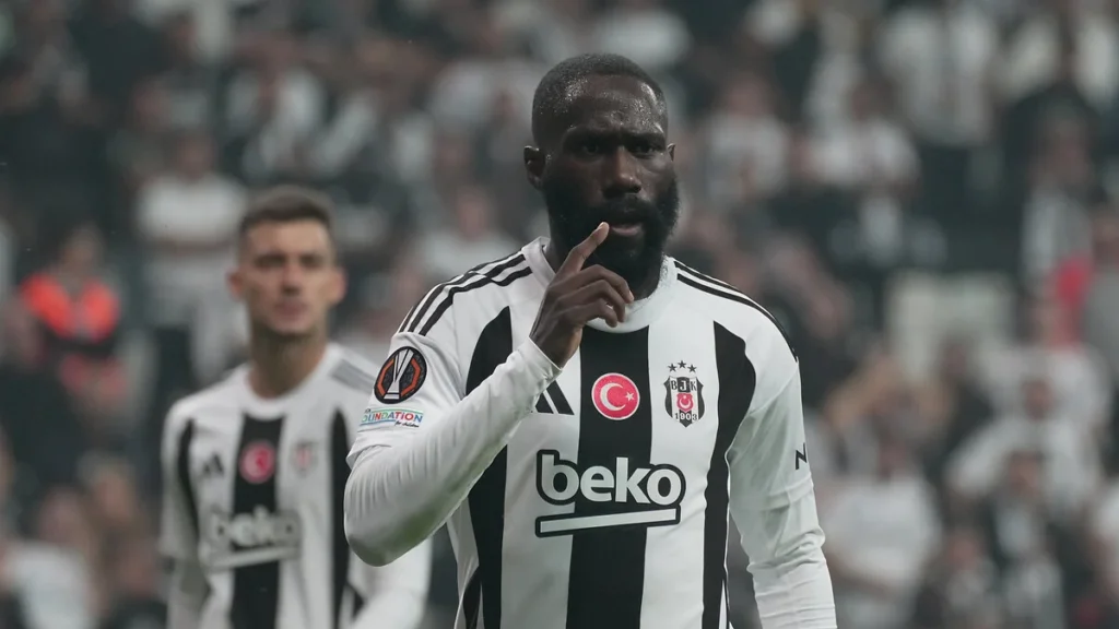 Sözleşmesi Biten Yıldız Futbolcu Sürpriz Bir Yolculukta 3 Beşiktaş’la olan kontratı sona eren Arthur Masuaku, sezonun ardından kutsal topraklara doğru yola çıktı. Başarılı sol bek, Umre ziyaretinde bulunarak manevi bir yolculuğa adım attı. Beşiktaş’la olan kontratı sona eren Arthur Masuaku, sezonun ardından kutsal topraklara doğru yola çıktı. Başarılı sol bek, Umre ziyaretinde bulunarak manevi bir yolculuğa adım attı.