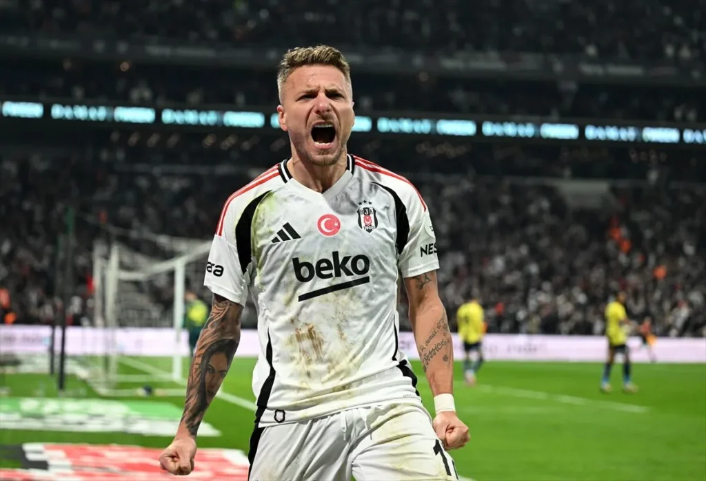 RESTE REST! BLÖF TERS TEPTİ 4 Kısa süre içinde Beşiktaş’la vedalaşıp İtalya’ya dönmesi beklenen Ciro Immobile’nin ayrılık sürecinde dikkat çekici gelişmeler yaşanıyor. Oyuncunun kulüple yürüttüğü pazarlık trafiği, taraflar arasında adeta bir taktik savaşına dönüştü. Kısa süre içinde Beşiktaş’la vedalaşıp İtalya’ya dönmesi beklenen Ciro Immobile’nin ayrılık sürecinde dikkat çekici gelişmeler yaşanıyor. Oyuncunun kulüple yürüttüğü pazarlık trafiği, taraflar arasında adeta bir taktik savaşına dönüştü.