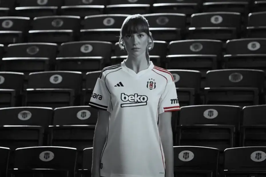 Beşiktaş'ın Yeni Sezon Formaları Resmen Tanıtıldı! 2 Beşiktaş, 2025-2026 sezonu için hazırlanan yeni formalarını resmen tanıttı. Adidas sponsorluğunda tasarlanan üç farklı forma, siyah-beyazlı taraftarların beğenisine sunuldu. Adidas İmzalı Üç Forma