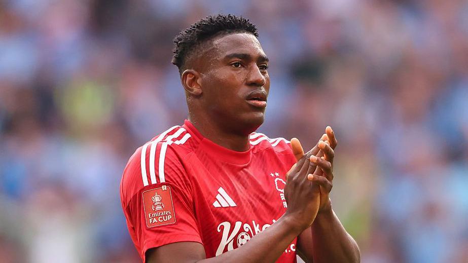 Eduard Graf'tan Sürpriz Öneri 2 Beşiktaş'ın deneyimli Şef Scout'u Eduard Graf, forvet rotasyonu için sürpriz bir isim önerdi. Teknik ekibe sunulan raporda Taiwo Awoniyi'nin profili dikkat çekti. Awoniyi Beşiktaş için Uygun Mu?