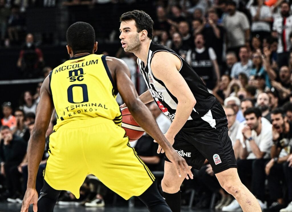 Beşiktaş Fibabanka Maçı Saat Kaçta? Beşiktaş Maçı Hangi Kanalda? Nerede Oynanacak? 2 Beşiktaş Fibabanka, geçtiğimiz maçta aldığı 98-77'lik galibiyetle seriyi 2-1 yaptı ve büyük avantaj elde etti. Şimdi sıra kritik 4. maçta! Beşiktaş Fibabanka Canlı Yayın Detayları