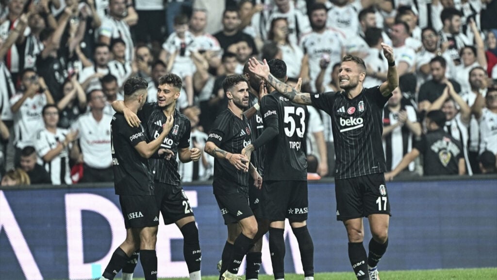 Yapay Zeka ile Beşiktaş'ın Avrupa'da ki Muhtemel Rakiplerinin Analizi 8 UEFA Avrupa Ligi'nde ülkemizi temsil edecek olan Beşiktaş, 2. ön eleme turundaki rakibini bugün yapılacak kura çekimiyle öğrenecek. Siyah-beyazlılar, hem sezona güçlü bir giriş yapmak hem de finali Tüpraş Stadyumu’nda oynanacak bu turnuvada ev sahibi olmanın motivasyonunu avantaja çevirmek istiyor. Beşiktaş İçin İdeal Senaryo