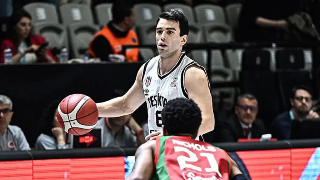 Berk Uğurlu: "Yurt Dışında Oynamak Çok Güzel Olur Ama Bir Sene Daha Kalacağım" 3 Beşiktaş Gain'in deneyimli oyun kurucusu Berk Uğurlu, geleceğiyle ilgili önemli açıklamalarda bulundu. 29 yaşındaki basketbolcu, yurt dışı fırsatlarına rağmen Beşiktaş'ta kalma kararı aldığını duyurdu. Beşiktaş İçin Önemli Karar
