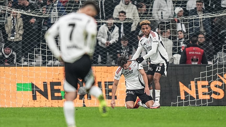 Süper Lig'de Verilen Maaşlar! Beşiktaş Kaçıncı Sırada? 3 Süper Lig'de 2024/25 sezonuna ait maaş tablosu açıklandı ve ortaya çıkan rakamlar futbol dünyasında büyük tartışmalara neden oldu. Yalnızca bilinen maaşlar üzerinden oluşturulan tabloda Fenerbahçe zirvede yer alırken, Beşiktaş üçüncü sırada kendine yer buldu. Beşiktaş Maaş Tablosu Hakkında Düşünceleriniz