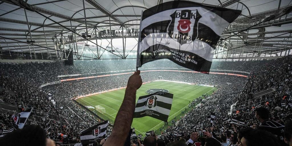 Beşiktaş'ın Yeni Sezon Formaları Resmen Tanıtıldı! 5 Beşiktaş, 2025-2026 sezonu için hazırlanan yeni formalarını resmen tanıttı. Adidas sponsorluğunda tasarlanan üç farklı forma, siyah-beyazlı taraftarların beğenisine sunuldu. Beşiktaş Taraftarının Beklentisi