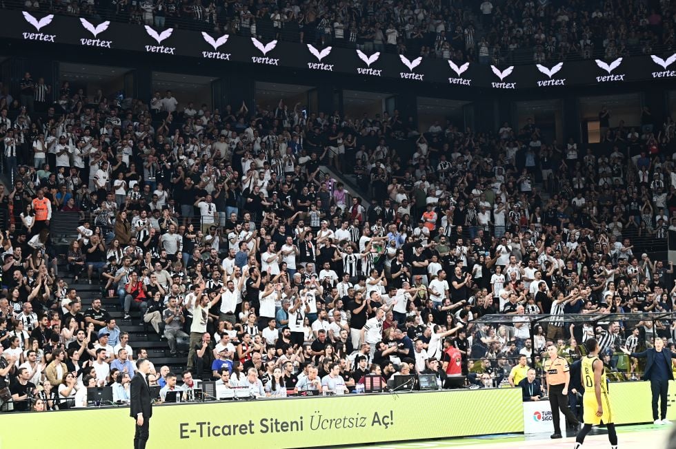 Beşiktaş'a 597 Bin TL Ceza! 3 Türkiye Basketbol Federasyonu'ndan Beşiktaş'a ağır para cezası! Play-off finali 3. maçında yaşanan olaylar nedeniyle siyah-beyazlı kulübe 597.500 TL ceza kesildi. Beşiktaş'a Ceza
