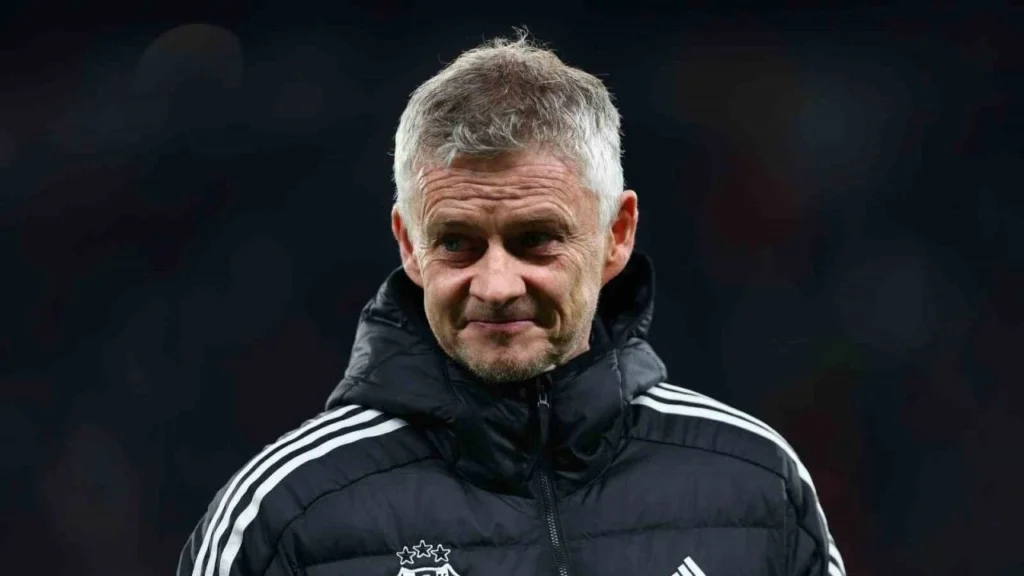 Ernest Muçi Eski Takımına Dönebilir! 4 TransferFeed'den gelen haberlere göre, siyah-beyazlılar Ernest Muçi'nin geleceği konusunda önemli kararlar almaya hazırlanıyor. 24 yaşındaki Arnavut kanat oyuncusunun formu son dönemde beklentileri karşılamıyor. Beşiktaş'ta Solskjaer'in Kararı