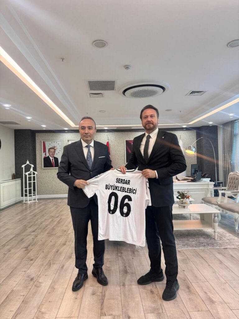 Beşiktaş Genel Sekreteri Fora'dan Şırnak'ta Protokol Ziyaretleri 3 Beşiktaş Genel Sekreteri Uğur Fora, Şırnak'ta önemli protokol ziyaretleri gerçekleştirdi. Fora, il genelindeki üst düzey yöneticilerle bir araya gelerek kurum ziyaretleri yaptı. Emniyet Müdürü Ziyareti