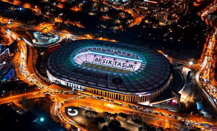 Beşiktaş’a En Kolay Nasıl Gidilir? Otobüs, Vapur, Metro Seçenekleri 5 İstanbul’un hem tarihi hem kültürel açıdan en önemli semtlerinden biri olan Beşiktaş, yılın her döneminde yoğun bir ziyaretçi akınına uğruyor. Dolmabahçe’den Ortaköy’e, çarşısından sahiline kadar uzanan bu eşsiz bölgeye ulaşmak isteyenler için birçok alternatif ulaşım seçeneği mevcut. Peki, Beşiktaş’a gitmek isteyenler için en kolay ve en pratik yollar neler? Eagle Media olarak Beşiktaşlı bir gözle hem İstanbullular hem de şehre dışarıdan gelenler için ulaşım rotalarını inceledik. En Uygun Yol Hangisi? Planınıza Göre Değişir