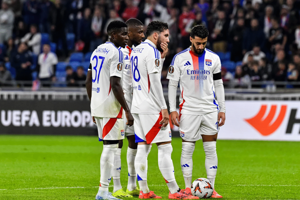 Beşiktaş İçin Fırsat Transferi! 2 Fransa'nın köklü kulüplerinden Olympique Lyon’un küme düşürülmesi, Avrupa futbolunda taşları yerinden oynattı. Bu flaş gelişme, Beşiktaş gibi kadrosunu güçlendirmek isteyen kulüpler için önemli fırsatlar doğurdu. Siyah-beyazlılar, Lyon kadrosundaki bazı oyunculara ilgisiz kalmayabilir. Fransa'nın köklü kulüplerinden Olympique Lyon’un küme düşürülmesi, Avrupa futbolunda taşları yerinden oynattı. Bu flaş gelişme, Beşiktaş gibi kadrosunu güçlendirmek isteyen kulüpler için önemli fırsatlar doğurdu.