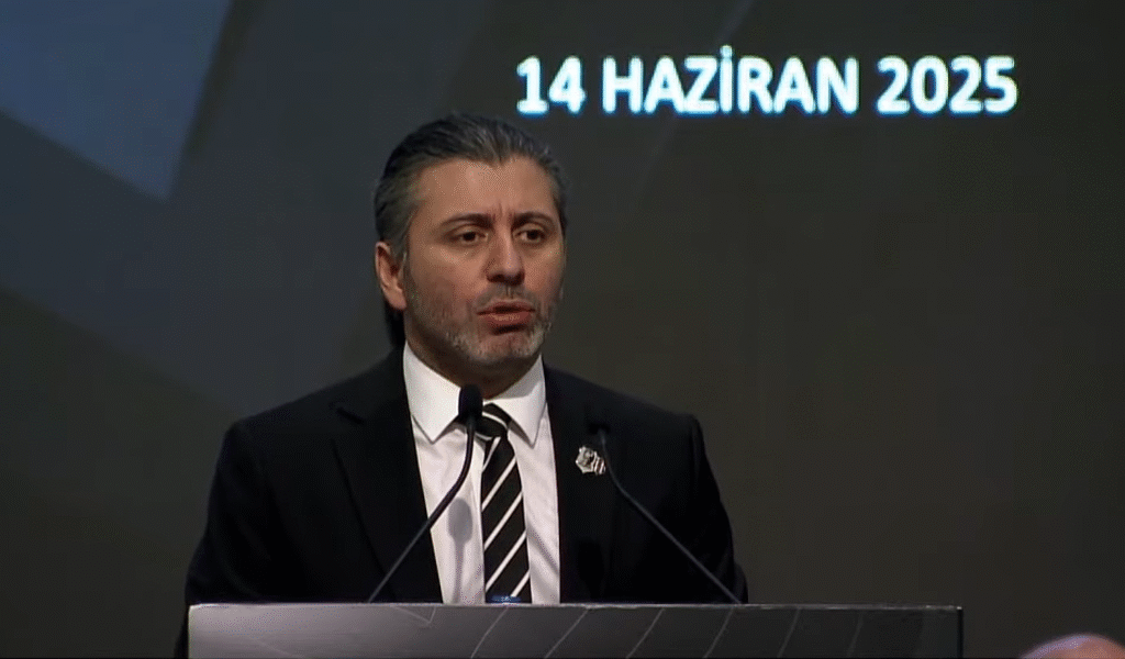 Denetim Kurulu Başkanı: "3 Yönetimle Çalıştık, Çatışmayı Göze Aldık" 3 Beşiktaş Denetim Kurulu Başkanı Gökhan Tiryaki, Divan Kurulu'nda 3 yıllık görev dönemini değerlendirdi. Beşiktaş Denetim Kurulu Başkanı Gökhan Tiryaki, Divan Kurulu'nda 3 yıllık görev dönemini değerlendirdi.