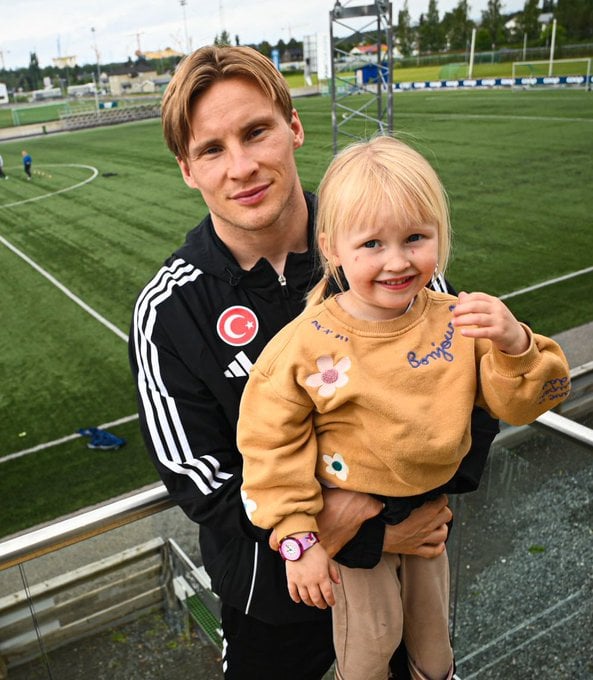 Geri Dönüş Hazırlığı Sürüyor: Svensson’dan Net Mesaj 2 Tecrübeli isim Jonas Svensson, yeni sezon öncesinde hazırlıklarını memleketinde sürdürüyor. Bireysel antrenman temposunu aksatmadan devam ettiren başarılı sporcu, geri dönüş planını titizlikle yürütüyor. Tecrübeli isim Jonas Svensson, yeni sezon öncesinde hazırlıklarını memleketinde sürdürüyor. Bireysel antrenman temposunu aksatmadan devam ettiren başarılı sporcu, geri dönüş planını titizlikle yürütüyor.