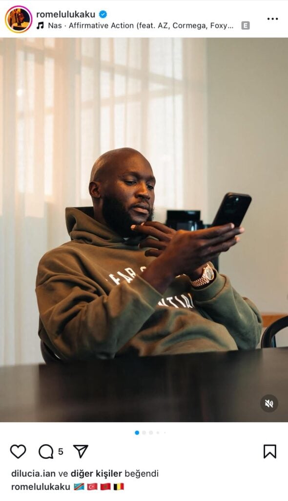 Lukaku’dan Beşiktaş İddialarını Alevlendiren Paylaşım! 2 Beşiktaş ile adı sıkça gündeme gelen Romelu Lukaku, sosyal medya hesabından dikkat çeken bir gönderi paylaştı. Lukaku, paylaşımında Kongo, Türkiye, Fas ve Belçika bayraklarına gönderme yaptı. Bu paylaşım, siyah-beyazlı taraftarlar arasında transfer iddialarını yeniden canlandırdı. Beşiktaş ile adı sıkça gündeme gelen Romelu Lukaku, sosyal medya hesabından dikkat çeken bir gönderi paylaştı. Lukaku, paylaşımında Kongo, Türkiye, Fas ve Belçika bayraklarına gönderme yaptı. Bu paylaşım, siyah-beyazlı taraftarlar arasında transfer iddialarını yeniden canlandırdı.