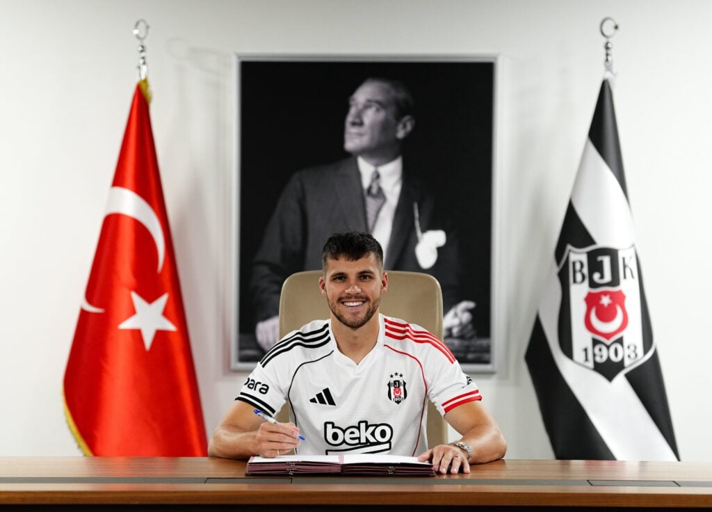 Beşiktaş David Jurásek'i Duyurdu! 2 Beşiktaş, yeni sezonun ilk transferini resmen gerçekleştirdi. Siyah-beyazlı ekip, Benfica forması giyen sol bek David Jurasek’i renklerine bağladı. Beşiktaş, yeni sezonun ilk transferini resmen gerçekleştirdi. Siyah-beyazlı ekip, Benfica forması giyen sol bek David Jurasek’i renklerine bağladı.