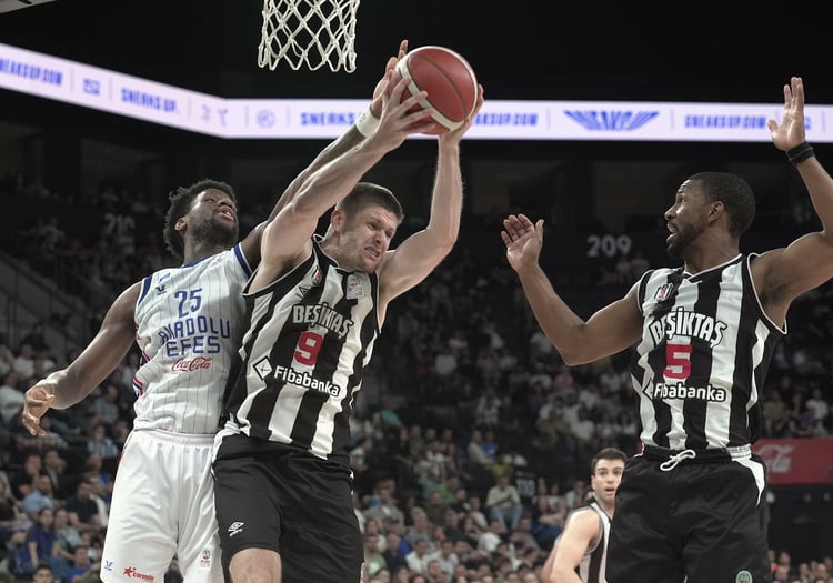 Yarı Final 5. Maçın Hakemleri Belli Oldu! 2 Beşiktaş ile Anadolu Efes arasında oynanacak kritik yarı final 5. maçının hakem üçlüsü açıklandı. Basketbol Federasyonu, bu önemli karşılaşmayı yönetecek isimleri belirledi. Beşiktaş Hakem Üçlüsü Açıklandı