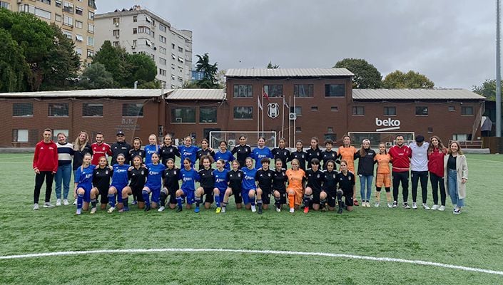 Beşiktaş U-15 Kızlarından 15-0'lık Şov! 3 Beşiktaş U-15 Kız Akademi Takımı, lige muhteşem bir başlangıç yaptı! Genç kızlar, U-15 Kızlar Ligi'nin ilk hafta maçında Bakırköy 1923 Spor Kulübü'nü 15-0 gibi inanılmaz bir skorla mağlup etti. Kadın Futboluna Yatırım