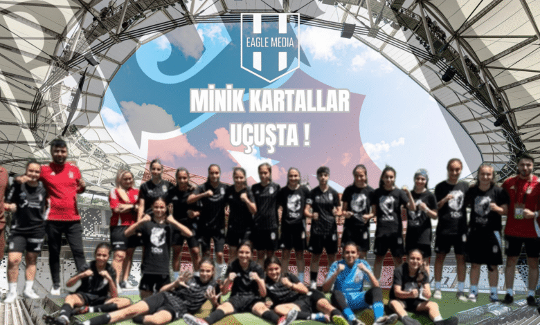 Minik Kartallar Uçuşta! 1 U-13 Kız Futbol Takımımız, U-13 Minik Kızlar Ligi A Grubu’ndaki mücadelesini namağlup lider olarak tamamlayarak adını yarı finale yazdırdı. MİNİK KARTALLAR UÇUŞTA !