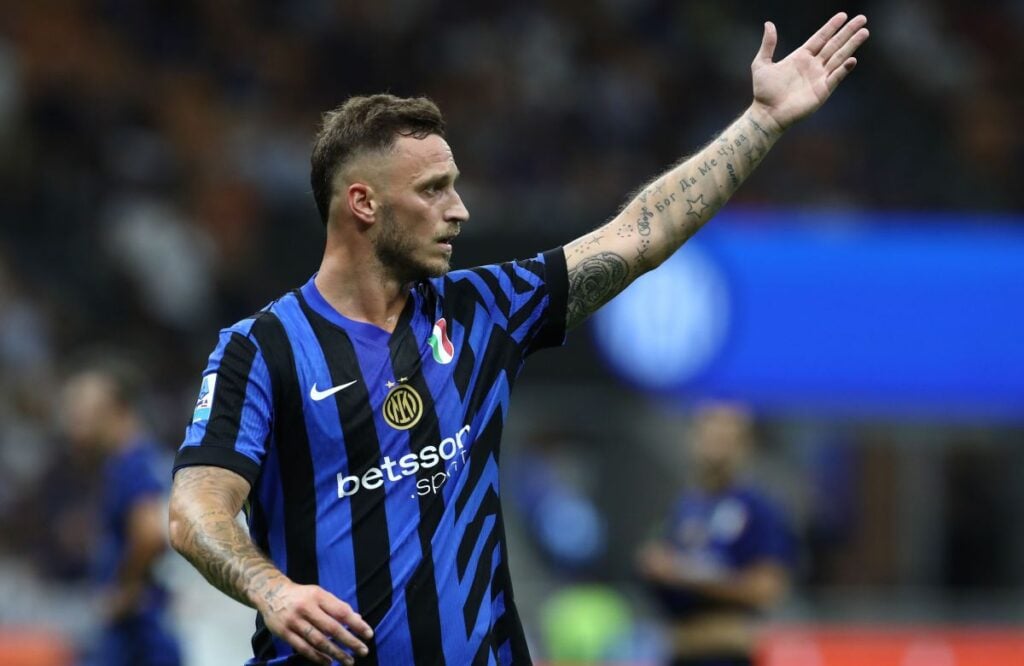 Arnautovic, Beşiktaş'a Doğru 2 Beşiktaş'ta transfer gündemi bir kez daha hareketlendi. Peter Linden’in haberine göre İngiliz forvet Tammy Abraham’ın transfer edilmesiyle Marko Arnautovic ismi rafa kaldırılmıştı. Ancak haftanın ortasında yaşanan yeni bir gelişme, bu kararı tersine çevirmiş olabilir. İtalyan golcü Ciro Immobile ile yolların ayrılması, siyah-beyazlıların Arnautovic için yeniden harekete geçtiği iddialarını gündeme taşıdı. Arnautovic, Beşiktaş'a Doğru
marco arnautovic
