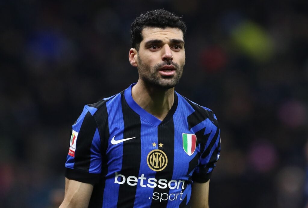 Kara Kartal’a Sürpriz Teklif: Golcü İsim Beşiktaş’ın Radarında mı? 2 İtalya Serie A ekibi Inter’de forma giyen ve 32 yaşında olan İranlı forvet Mehdi Taremi, menajerler aracılığıyla Beşiktaş’a önerildi.Deneyimli golcünün, siyah-beyazlı kulübe transferiyle ilgili ilk adım, oyuncunun temsilcileri tarafından atıldı. İtalya Serie A ekibi Inter’de forma giyen ve 32 yaşında olan İranlı forvet Mehdi Taremi, menajerler aracılığıyla Beşiktaş’a önerildi.Deneyimli golcünün, siyah-beyazlı kulübe transferiyle ilgili ilk adım, oyuncunun temsilcileri tarafından atıldı.