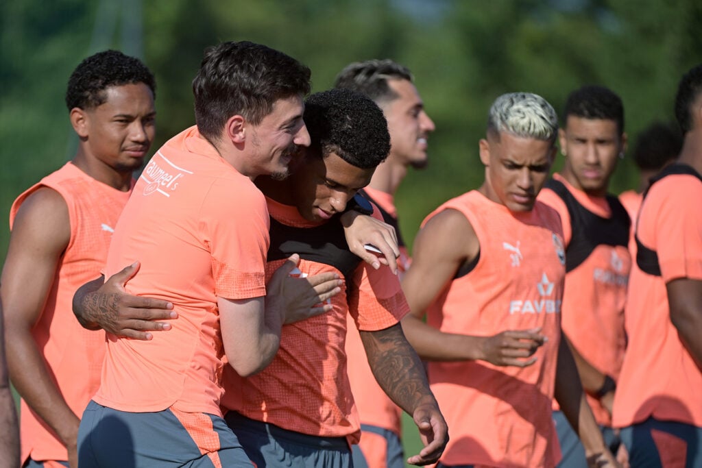 Shakhtar'dan Sürpriz Talep! Beşiktaş Maçını Polonya'da Oynamak İstiyor 2 Piotr Poteba haberine göre, Shakhtar Donetsk Beşiktaş'la olan olası iç saha maçını Krakow'da (Polonya) oynamak için resmi talepte bulundu. Ukraynalı kulübün bu tercihi, savaş koşulları nedeniyle alınan bir karar. Onay Bekleniyor