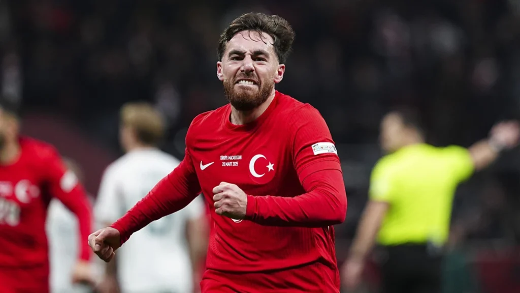 Beşiktaş’a Transferde Sürpriz Kolaylık! 2 Beşiktaş, yaz transfer döneminde önemli bir takviye için harekete geçti. Hedefteki isim, milli futbolcu Orkun Kökçü. Siyah-beyazlı kulüpte forma giymeye sıcak bakan yıldız oyuncu, transferin önünü açmak adına kulübü Benfica’ya olan alacaklarından feragat etmeye hazır olduğunu iletti. Beşiktaş’a Transferde Sürpriz Kolaylık!
Orkun Kökçü