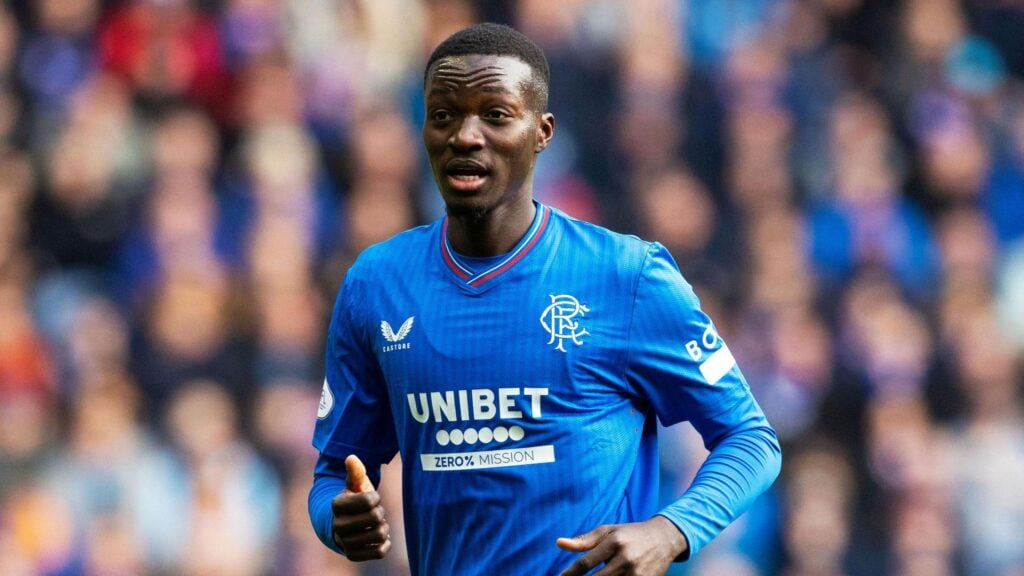 Beşiktaş'tan Diomande Çıkarması! 3 Beşiktaş'tan sürpriz hamle! Rangers forması giyen Mohamed Diomande için 10-12 milyon Euro arasında bir teklif sunuldu. Fussball Europa'nın haberine göre görüşmeler devam ediyor. Rangers'ın Tutumu