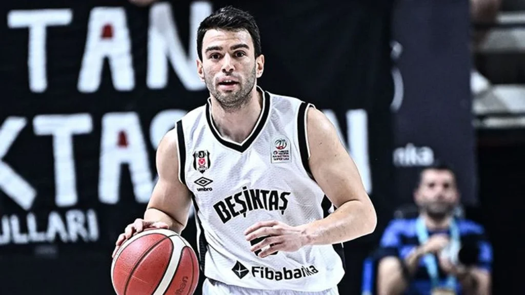 Berk Uğurlu: "Yurt Dışında Oynamak Çok Güzel Olur Ama Bir Sene Daha Kalacağım" 2 Beşiktaş Gain'in deneyimli oyun kurucusu Berk Uğurlu, geleceğiyle ilgili önemli açıklamalarda bulundu. 29 yaşındaki basketbolcu, yurt dışı fırsatlarına rağmen Beşiktaş'ta kalma kararı aldığını duyurdu. Sadakat Kararı