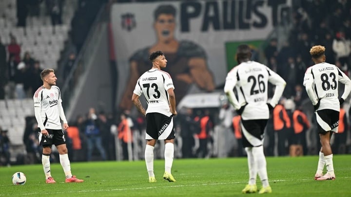 Süper Lig'de Verilen Maaşlar! Beşiktaş Kaçıncı Sırada? 2 Süper Lig'de 2024/25 sezonuna ait maaş tablosu açıklandı ve ortaya çıkan rakamlar futbol dünyasında büyük tartışmalara neden oldu. Yalnızca bilinen maaşlar üzerinden oluşturulan tabloda Fenerbahçe zirvede yer alırken, Beşiktaş üçüncü sırada kendine yer buldu. Süper Lig Takımlarının Maaşları