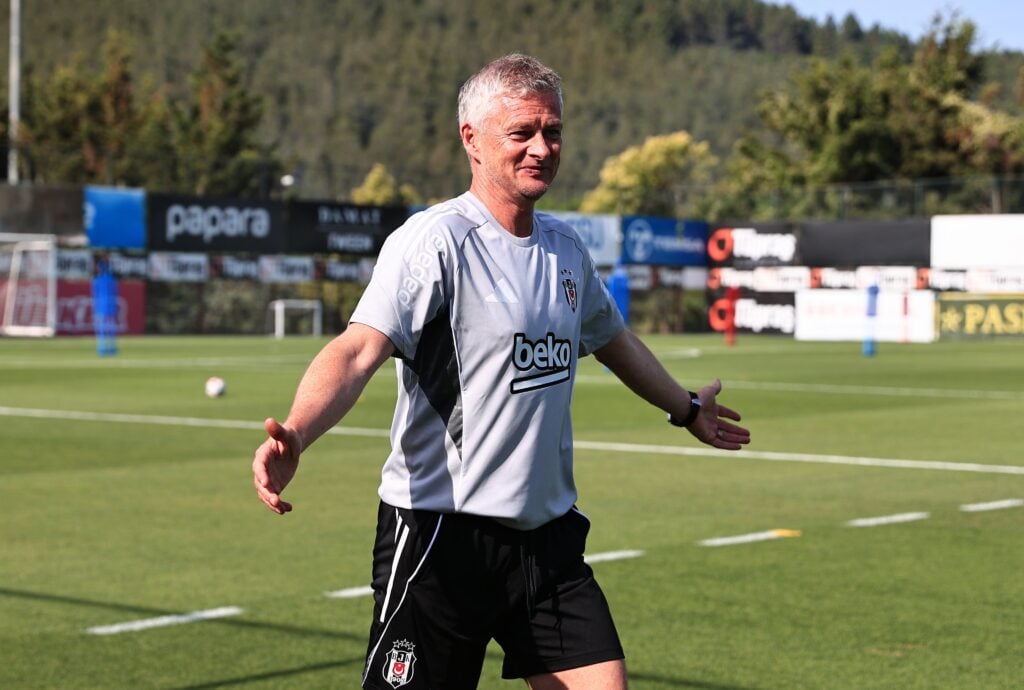Beşiktaş, Yeni Sezon İçin Hazırlıklara Başladı: Kamp Kadrosu Şekilleniyor 3 Beşiktaş, 2024-2025 sezonu öncesi İstanbul’daki çalışmalarına hız kesmeden başladı. Siyah-beyazlı ekip, 40 futbolcuyla idmanlara başlarken, 4 Temmuz’da başlayacak Avusturya kampına kadroda düşünülmeyen bazı isimlerin dahil edilmeyeceği öğrenildi. Beşiktaş, 2024-2025 sezonu öncesi İstanbul’daki çalışmalarına hız kesmeden başladı. Siyah-beyazlı ekip, 40 futbolcuyla idmanlara başlarken, 4 Temmuz’da başlayacak Avusturya kampına kadroda düşünülmeyen bazı isimlerin dahil edilmeyeceği öğrenildi.