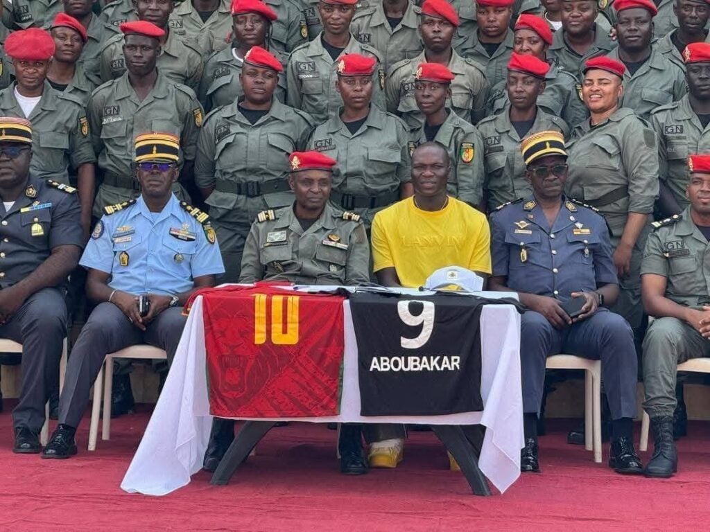 Masada Beşiktaş Forması da Vardı 2 Beşiktaş’ın eski golcü ismi Vincent Aboubakar, ülkesinde örnek bir lider olarak bir kez daha takdir topladı. Beşiktaş’ın eski golcü ismi Vincent Aboubakar, ülkesinde örnek bir lider olarak bir kez daha takdir topladı.