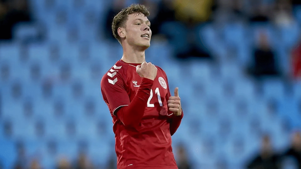 Beşiktaş, Skov Olsen'nin Peşinde! 2 Beşiktaş, yeni sezon öncesi kadrosunu güçlendirmek için dikkat çeken bir ismi gündemine aldı. Siyah-beyazlılar, Bundesliga ekibi Wolfsburg’da forma giyen 25 yaşındaki Danimarkalı sağ kanat oyuncusu Andreas Skov Olsen’i transfer etmek için yoğun çaba gösteriyor. Beşiktaş, Skov Olsen'nin Peşinde!
Skov Olsen