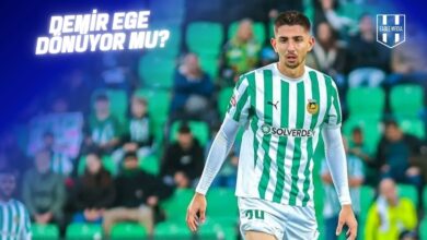 Rio Ave formasıyla sahada yer alan Demir Ege Tıknaz, yeşil tribünler önünde mücadele ediyor. Görselin sol üst köşesinde “Demir Ege Dönüyor mu?” başlığı yer alıyor.